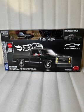Hot Wheels Mattel '83 Chevy Silverado Black Brick Shop Building Set